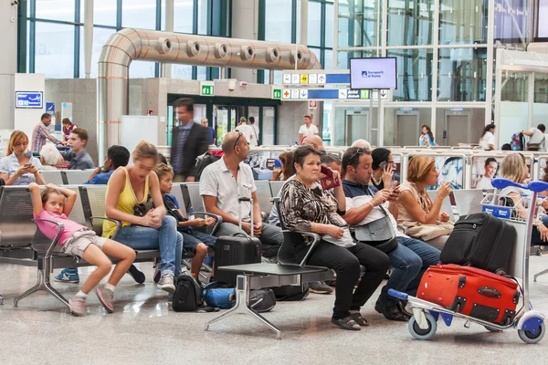 ROMA, ITALIA, 25 de agosto de 2015. Aeropuerto de Fyumichino, sala de salidas. Los pasajeros esperan el anuncio del inicio de un embarque en el avión . — Foto de Stock