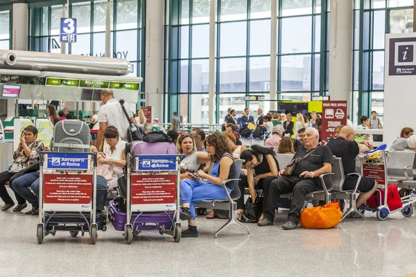 ROMA, ITÁLIA, em 25 de agosto de 2015. Aeroporto de Fyumichino, salão de partidas. Passageiros esperam o anúncio do início de um embarque no avião . — Fotografia de Stock