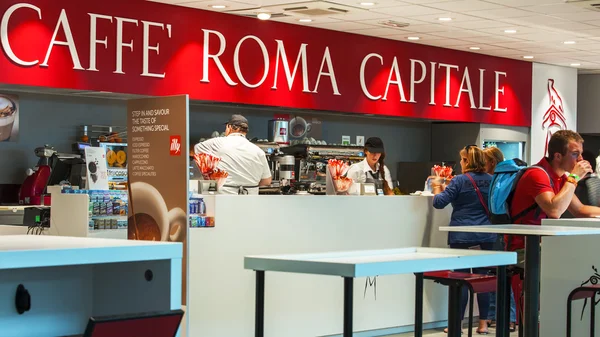 ROMA, ITÁLIA, em 25 de agosto de 2015. Aeroporto de Fyumichino. Café em um corredor de partidas — Fotografia de Stock