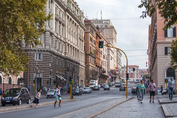 РИМ, ИТАЛИЯ, 25 августа 2015 года. Типичный городской пейзаж в летний день — стоковое фото