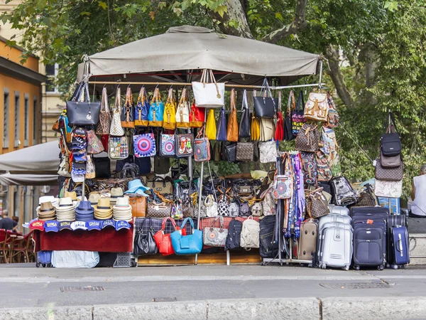 ROME, ITALY, on AUGUST 25, 2015. Sale of bags, souvenirs and haberdashery on the city street — 图库照片