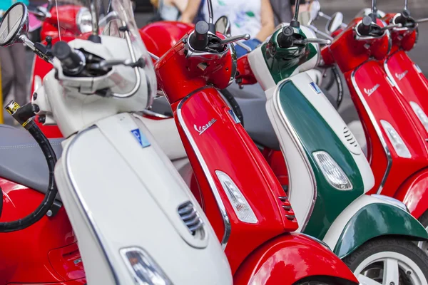 ROMA, ITALIA, 25 de agosto de 2015. Scooters brillantes están estacionados en la calle de la ciudad — Foto de Stock