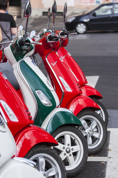 ROME, ITALIE, le 25 août 2015. Scooters lumineux sont garés sur la rue de la ville — Photo