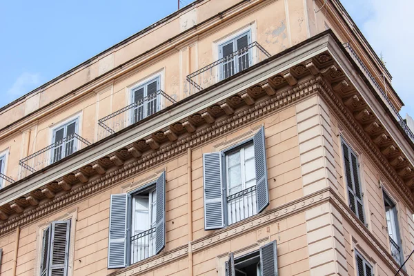 РИМ, ИТАЛИЯ, 25 августа 2015 года. Типичные архитектурные детали исторического здания города — стоковое фото