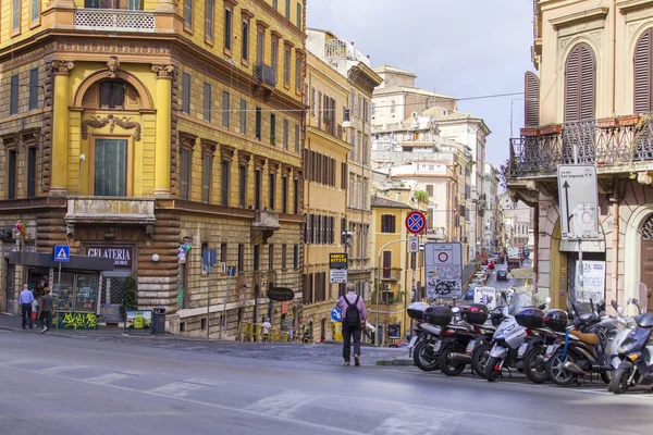 Rom, Italien, den 25 augusti 2015. Typiska stadslandskapet sommaren på eftermiddagen — Stockfoto