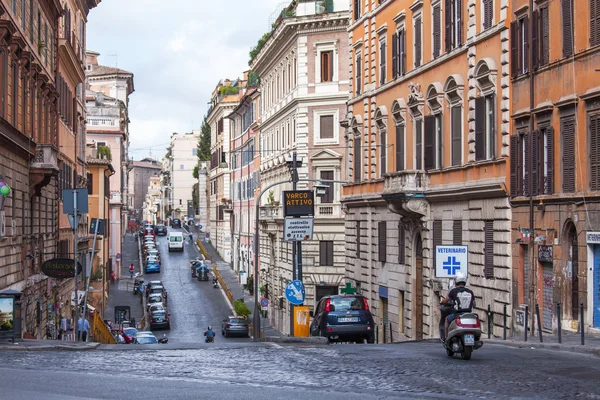 ROMA, ITALIA, 25 de agosto de 2015. Paisaje típico de la ciudad en la tarde de verano — Foto de Stock