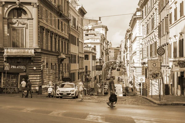 ROMA, ITALIA, 25 de agosto de 2015. Paisaje típico de la ciudad en la tarde de verano — Foto de Stock