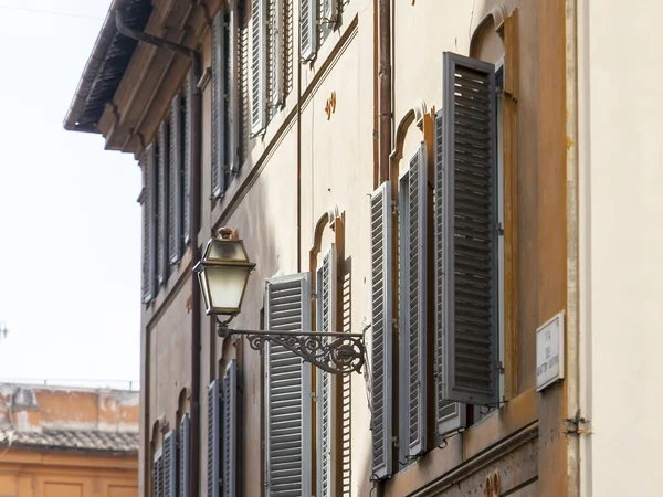 ROMA, ITÁLIA, em 25 de agosto de 2015. Detalhes arquitetônicos típicos do edifício histórico da cidade — Fotografia de Stock