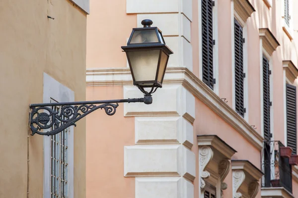 25 Ağustos 2015 tarihinde, Roma, İtalya. Tarihi şehir bina tipik mimari ayrıntıları. Eski sokak lambası.