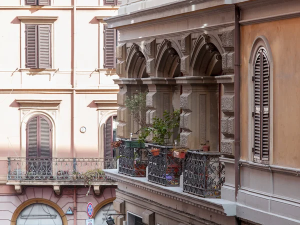 Rom, italien, am 25. august 2015. typische architektonische details des historischen stadthauses — Stockfoto