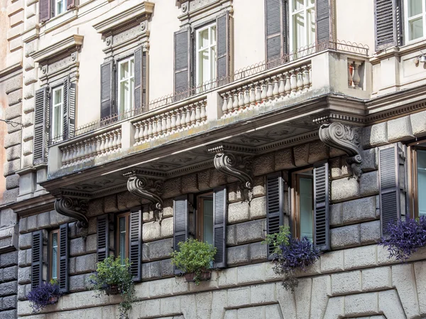 ROME, ITALIE, le 25 août 2015. Détails architecturaux typiques du bâtiment historique de la ville — Photo
