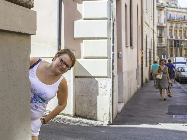 ROMA, ITALIA, 25 de agosto de 2015. El turista feliz camina por las calles romanas . —  Fotos de Stock