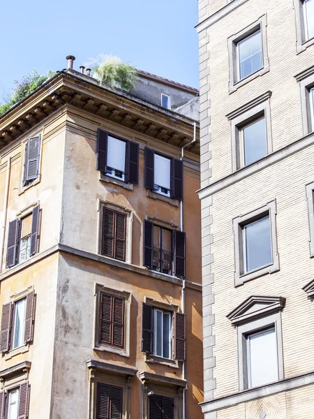 ROMA, ITALIA, 25 de agosto de 2015. Detalles arquitectónicos típicos del edificio histórico de la ciudad — Foto de Stock