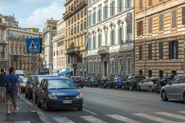 ROMA, ITALIA, 25 de agosto de 2015. La pintoresca calle en la parte histórica de la ciudad — Foto de Stock