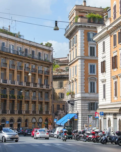 Rome, Italië, op 25 augustus 2015. De schilderachtige straat in het historische deel van de stad — Stockfoto