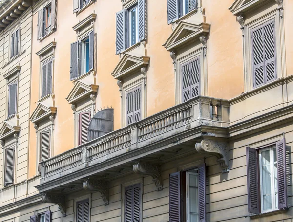 ROME, ITALIE, le 25 août 2015. Détails architecturaux typiques du bâtiment historique de la ville — Photo