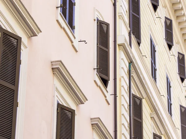 ROMA, ITALIA, 25 de agosto de 2015. Detalles arquitectónicos típicos del edificio histórico de la ciudad — Foto de Stock