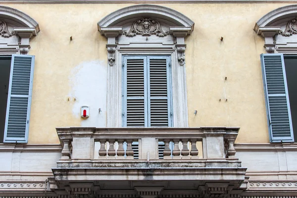 ROME, ITALY, on AUGUST 25, 2015. Typical architectural details of historical city building — Stock Photo, Image