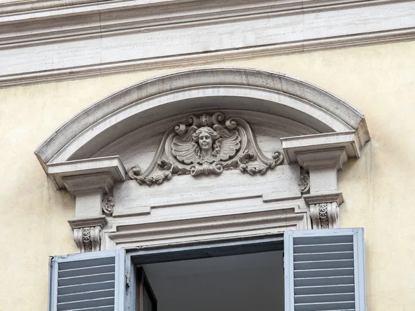 ROME, ITALY, on AUGUST 25, 2015. Typical architectural details of historical city building — Stock Photo, Image