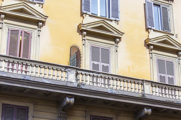ローマ、イタリア、2015 年 8 月 25 日に。歴史的な都市の建物の典型的なアーキテクチャの詳細 — ストック写真