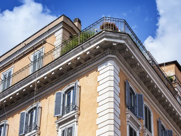 로마, 이탈리아, 2015 년 8 월 25 일에. 역사적인 도시 건물의 전형적인 건축 세부 사항 — 스톡 사진