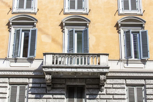 ROME, ITALY, on AUGUST 25, 2015. Typical architectural details of historical city building — Stock Photo, Image