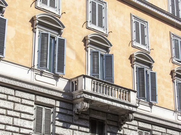 Roma, Italia, il 25 AGOSTO 2015. Dettagli architettonici tipici dell'edificio storico della città — Foto Stock