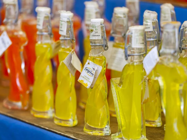 Roma, Italia, il 25 AGOSTO 2015. Bottiglie con liquore tradizionale italiano limoncello in di negozio — Foto Stock