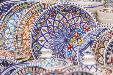 Parlak seramik eşya dükkanı showwindow etnik tarzda düşündüm