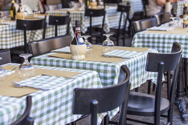 ROME, ITALY, on AUGUST 25, 2015. Picturesque summer cafe on the city street. People have a rest and eat at tables — Stock Photo, Image