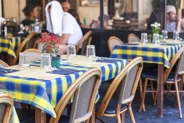 Řím, Itálie, na 25 srpnu 2015. Malebné letní kavárna na ulici města. Lidé si odpočinout a jíst u stolu — Stock fotografie