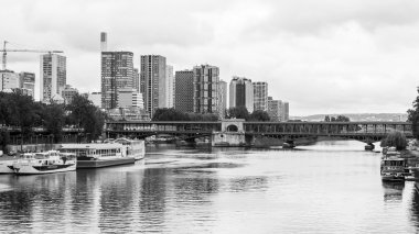 Paris, Fransa, 1 Eylül 2015 tarihinde. Bentleri Seine ve gemiler bir görünümünü kıyıya demirlemiş. Metro Köprüsü Bir Hakeim uzaktan