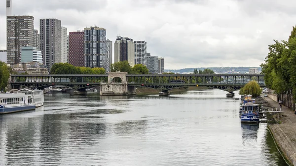 Paryż, Francja, na 1 września 2015 r. Widok nasypów Seine i statki zacumowane na wybrzeżu. Most metra Bir Hakeim w oddali — Zdjęcie stockowe