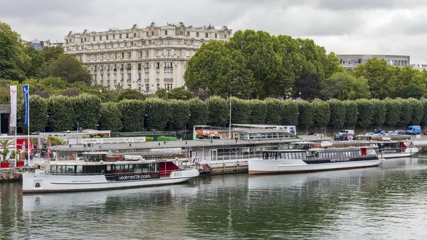 PARIS, FRANCE, on SEPTEMBER 1, 2015. A view of Seine and the walking ships moored to the embankment — Stock Photo, Image