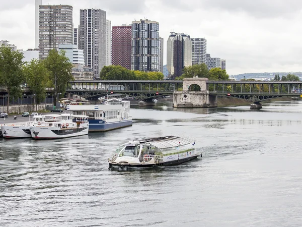 PARIS, FRANCE, on SEPTEMBER 1, 2015. A view of Seine and the walking ships moored to the embankment. Pont de Bir Hakeim in Paris. Famous bridge over the river Seine. — Stock fotografie