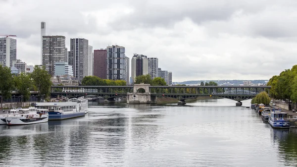 Paryż, Francja, na 1 września 2015 r. Widok nasypów Seine i statki zacumowane na wybrzeżu. Most metra Bir Hakeim w oddali — Zdjęcie stockowe