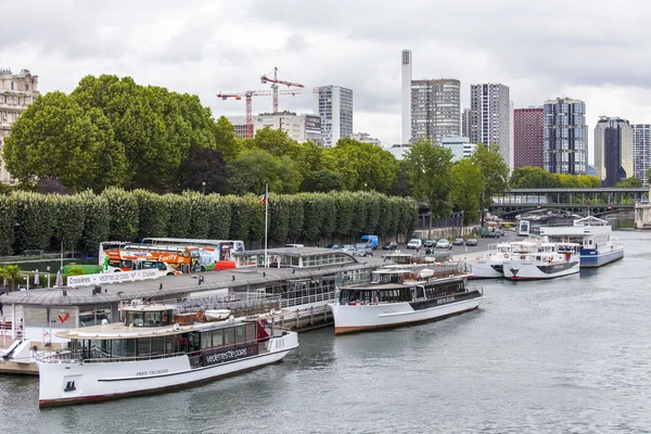 Paris, Fransa, 1 Eylül 2015 tarihinde. Seine ve yürüyüş gemi bir görünüm için setin demirleyen — Stok fotoğraf