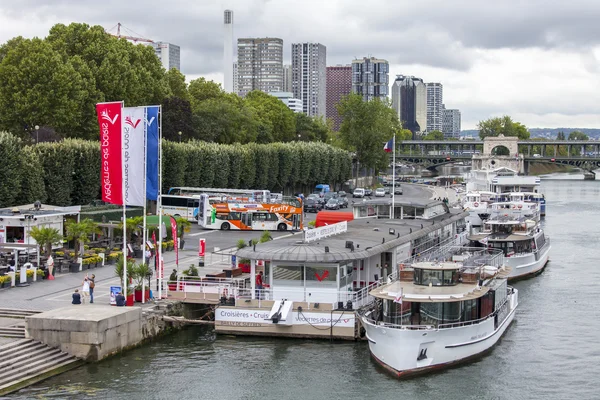 PARIS, FRANCE, le 1er septembre 2015. Une vue sur la Seine et les bateaux de promenade amarrés au remblai — Photo
