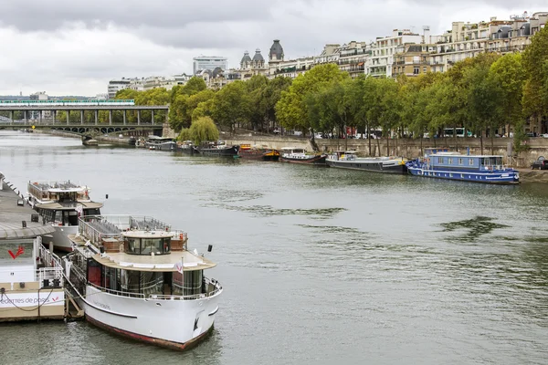 Paris, france, am 1. september 2015. ein blick auf die dämme von seine und die schiffe, die an der küste festgemacht haben. Metrobrücke bir hakeim in der Ferne — Stockfoto