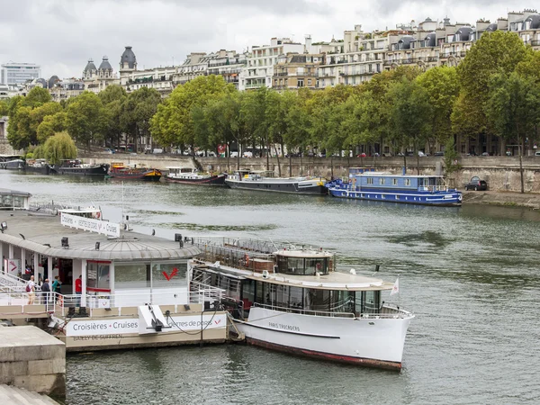 巴黎，法国，对 2015 年 9 月 1 日。视图的塞纳河和行走的船只停泊在路堤 — 图库照片