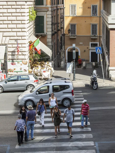 ROMA, ITÁLIA, em 25 de agosto de 2015. a pitoresca rua iluminada com um sol brilhante — Fotografia de Stock