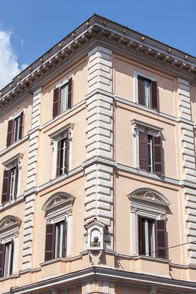 Rom, Italien, den 25 augusti 2015. Typiska arkitektoniska Detaljer för historiska staden byggnad — Stockfoto