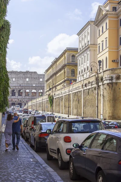 ROMA, ITÁLIA, em 25 de agosto de 2015. a pitoresca rua iluminada com um sol brilhante — Fotografia de Stock