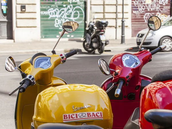 ROME, ITALIE, le 25 août 2015. Scooters lumineux sont garés sur la rue de la ville — Photo