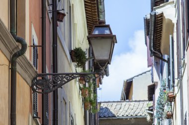 25 Ağustos 2015 tarihinde, Roma, İtalya. Tarihi şehir bina tipik mimari ayrıntıları. Eski sokak lambası.