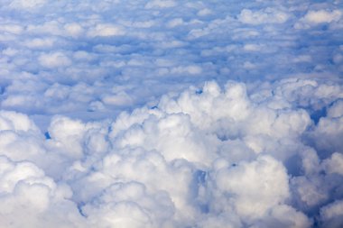 uçak Görünümü penceresinden pitoresk beyaz bulutlar üzerinde