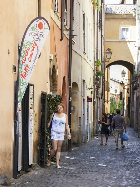 ROME, ITALIE, le 25 août 2015. La rue pittoresque typique dans la partie historique de la ville — Photo