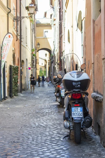 ROME, ITALY, on AUGUST 25, 2015. The typical picturesque street in historical part of the city — Stock Photo, Image