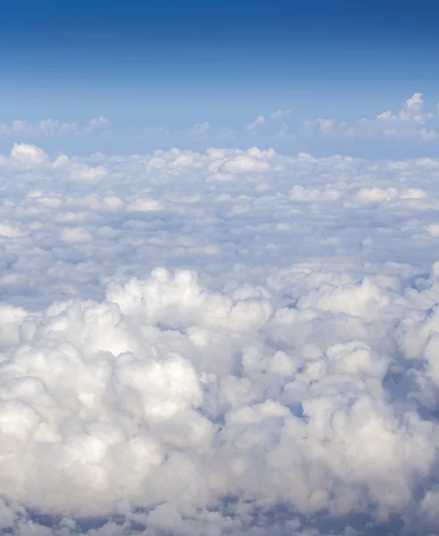 Blick aus dem Fenster auf malerische weiße Wolken — Stockfoto