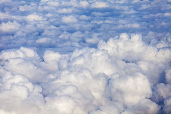 Vista aereo dalla finestra su pittoresche nuvole bianche — Foto Stock